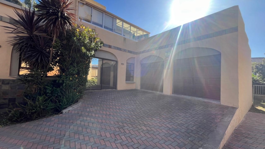 5 Bedroom Property for Sale in Wavecrest Eastern Cape